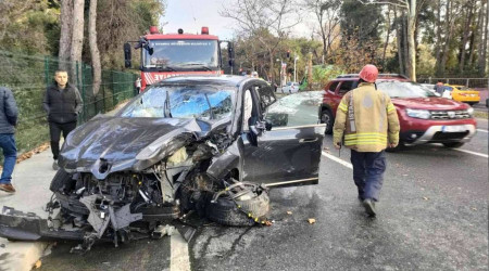 Sarıyer'de lüks araç ağaca çarptı: 3 yaralı
