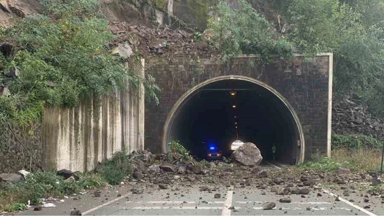Sarp Sınır Kapısı yolunda heyelan