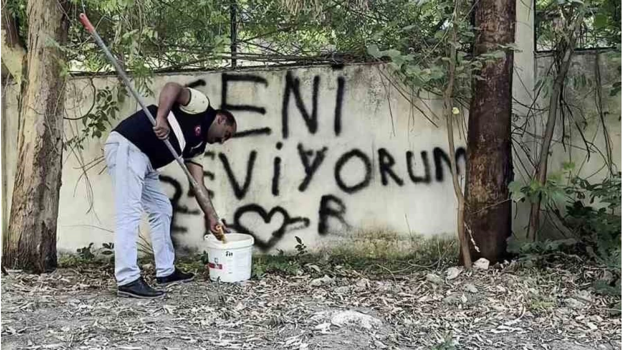 'Seviyorsan git konu� bence ��nk� biz siliyoruz'