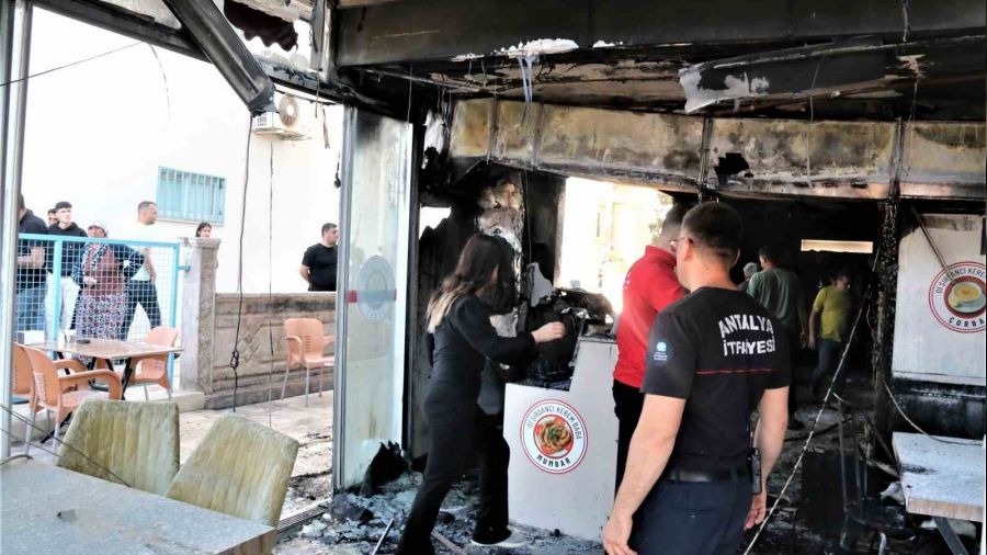 Şırdan dükkanı yangında küle döndü