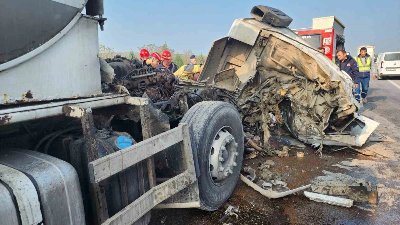 Süt tankeri tıra çarptı