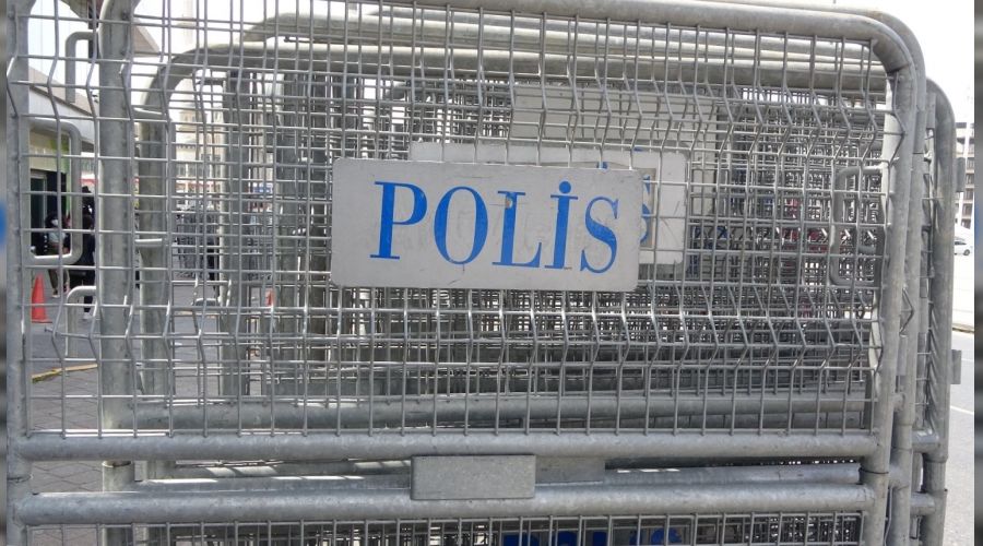 Taksim'de 1 May�s tedbirleri: Polis barikatlar� getirildi