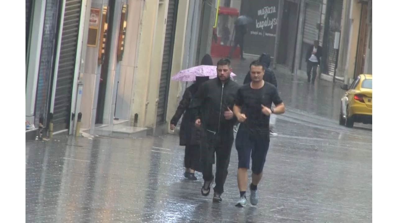 Taksim'de sağanak yağış zor anlar yaşattı