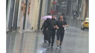 Taksim'de etkili olan saanak ya vatanda ve turistlere zor anlar yaatt