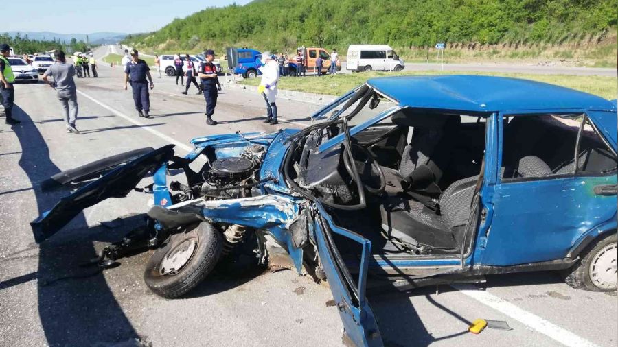 Tokat'ta iki araç çarpıştı: 2 kişi öldü 12 kişinin yaralandı