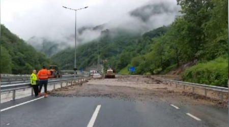 Trabzon-Gümüşhane karayolu yolu ulaşıma kapandı