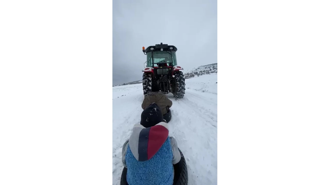 Trakt�re ba�lad�klar� lastiklerle kayak keyfi yapt�lar