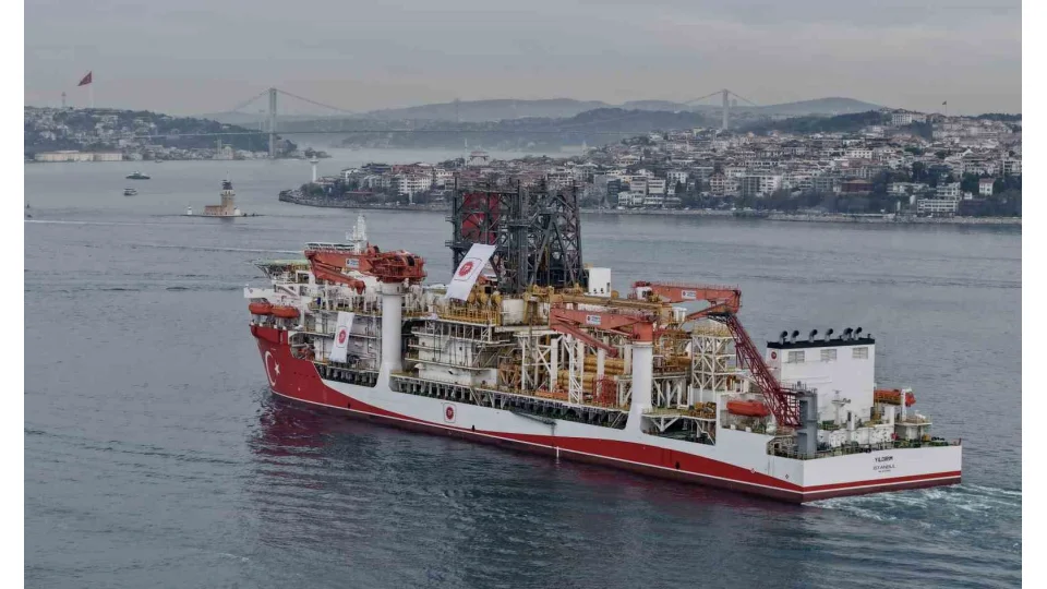 T�rk sondaj gemisi Y�ld�r�m �stanbul Bo�az�'ndan ge�ti