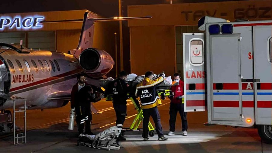 Umre'de rahatsızlanan 2 Türk vatandaşı ambulans uçakla Türkiye'ye getirildi