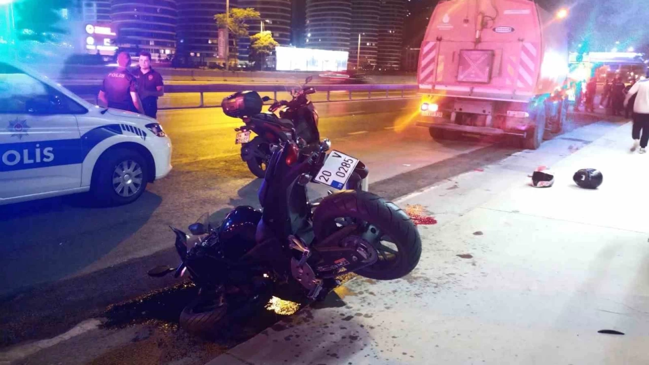 �sk�dar'da motosiklet, �BB'nin arac�na �arpt�: 1 a��r 2 yaral�