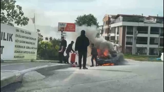 Yalova'da seyir halindeki otomobil alevlere teslim oldu
