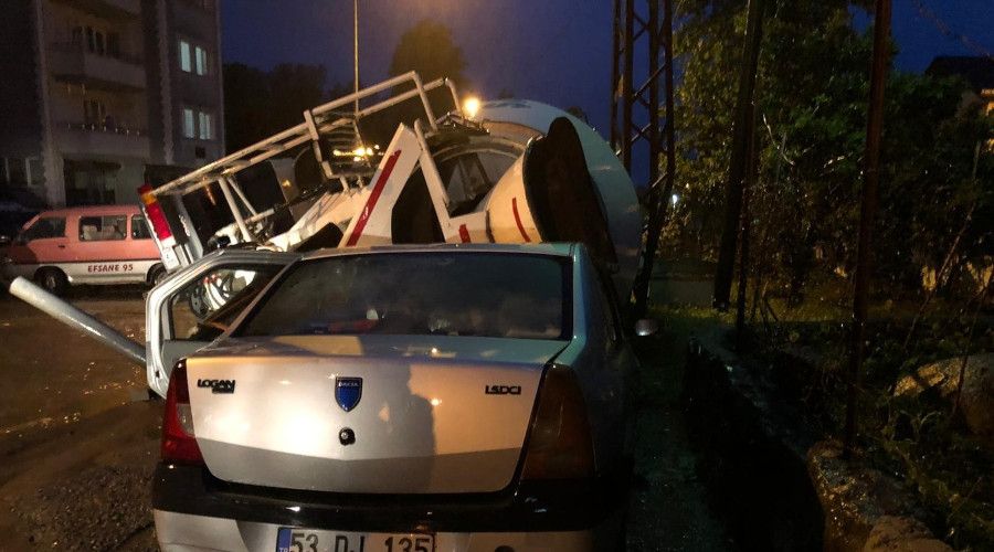Yol ��k�nce beton mikseri otomobilin �zerine devrildi