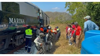 Yolcu treni raydan ��kt�: 13 �l�, 98 yaral�