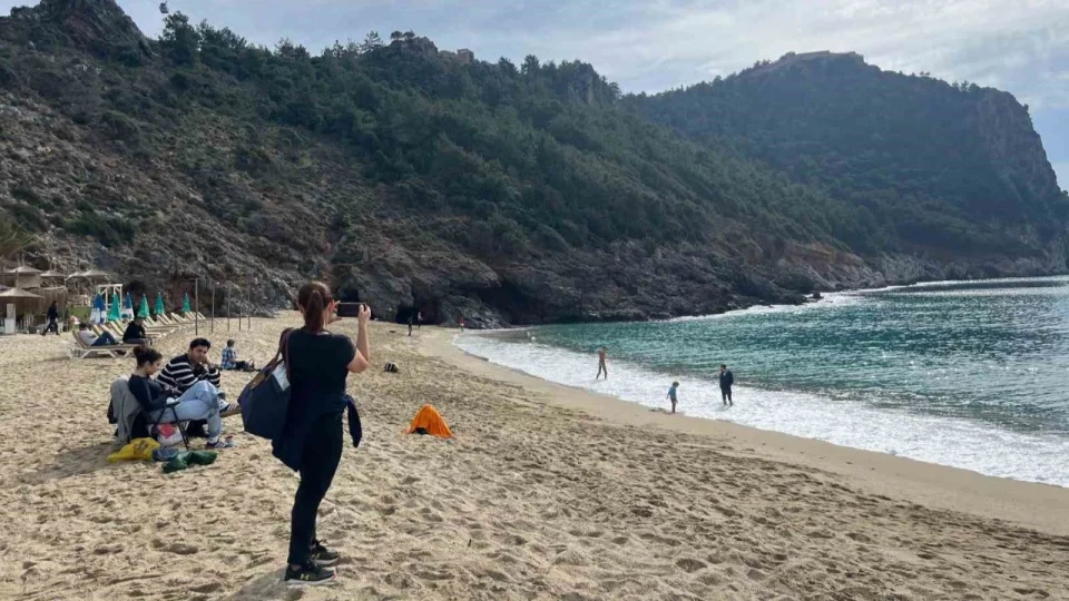 Yurt genelinde kar, Alanya'da yazdan kalma g�nler