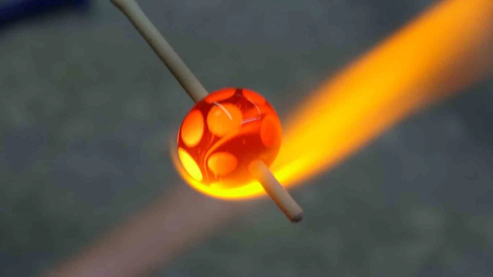 800 derece ate�le bulu�an cam sanat eserine d�n���yor