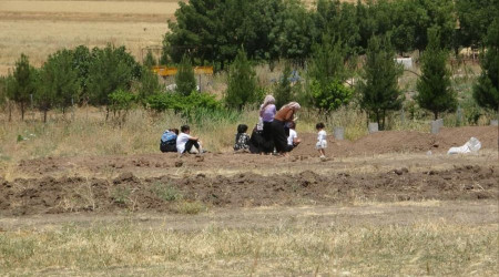 9 kişi defnedildi, 5 gözaltı var