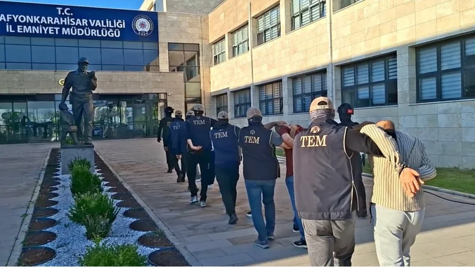 Afyonkarahisar polisinden �afak vakti DEA� operasyonu: 7 g�zalt�