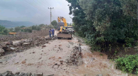 Aliağa'da taşan dere eski köprüyü yıktı