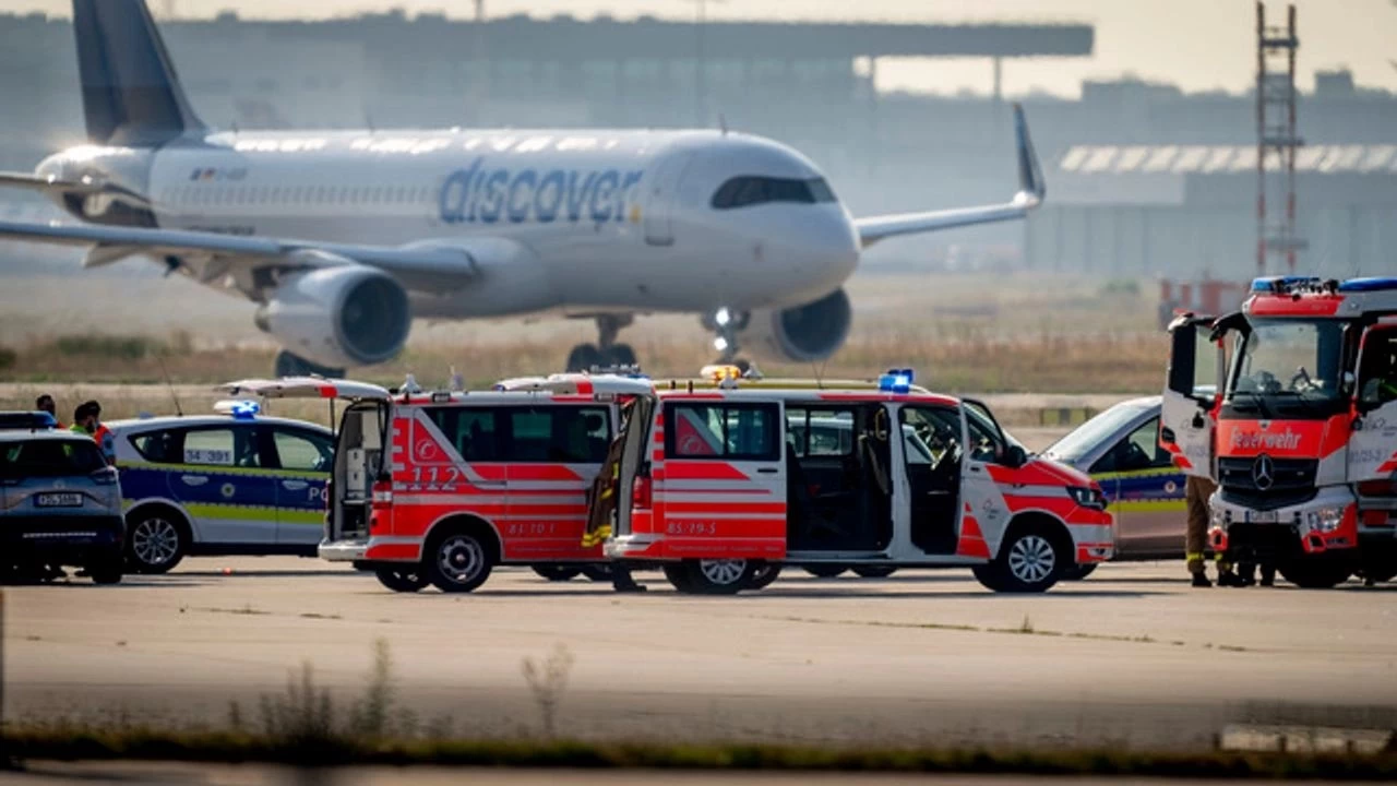 Almanya'da iklim eylemi hava trafi�ini aksatt�