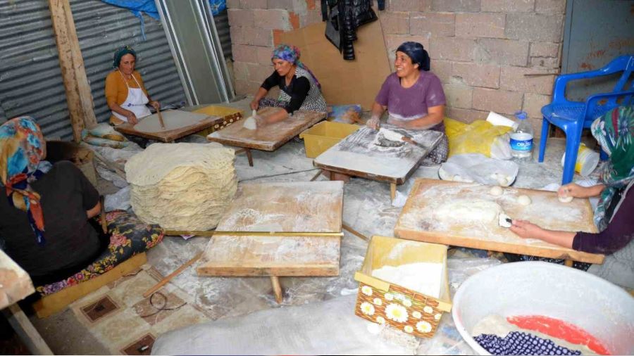 Antalyal� ev han�mlar�, yufka ekmek gelene�ini ya�at�yor