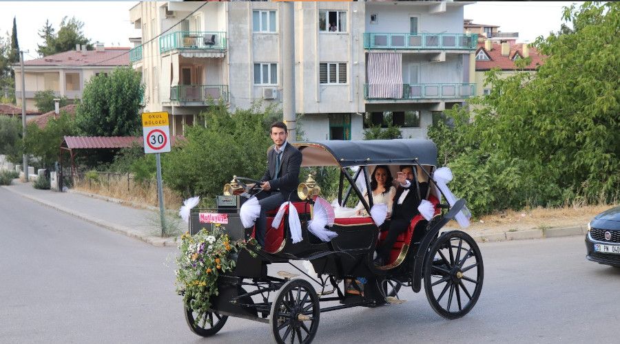 Babas�n�n yapt��� elektrikli faytonla d�nya evine girdiler