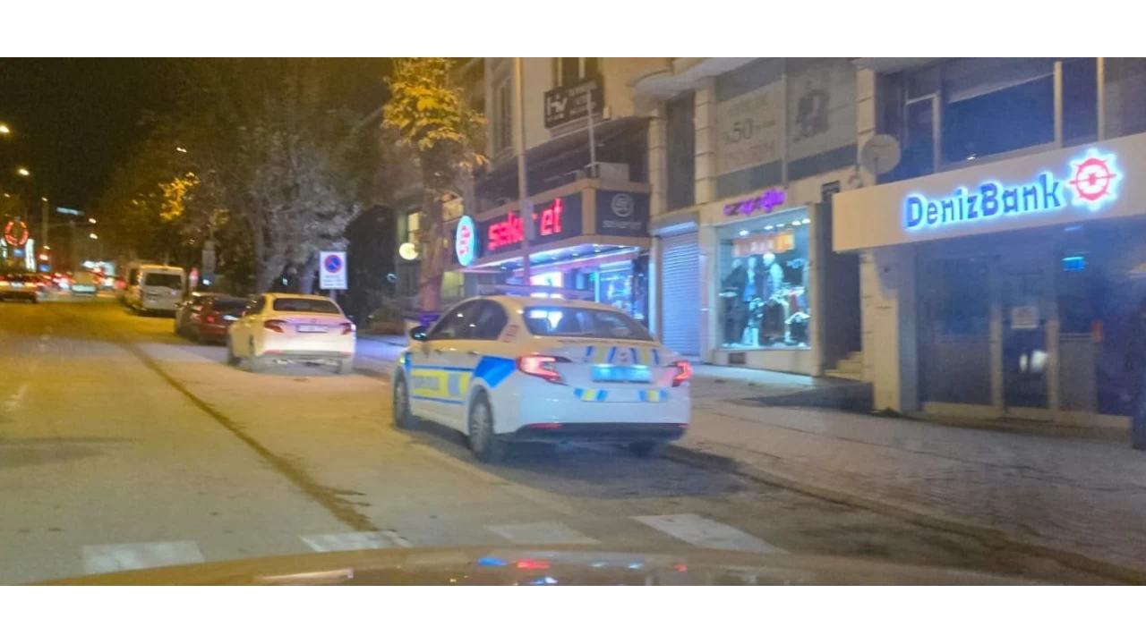 Bacağına saplanan bıçağı çıkartıp karşısındaki kişiyi ağır yaraladı