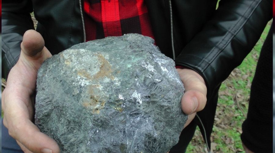 Bahçelerine 9.5 kiloluk taş meteor düştü