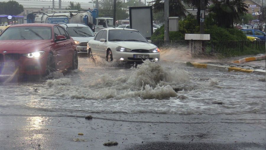 Bandırma'da cadde ve sokaklar göle döndü