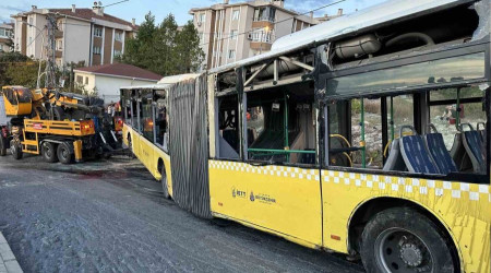 Başakşehir'de devrilen İETT otobüsü kaldırıldı