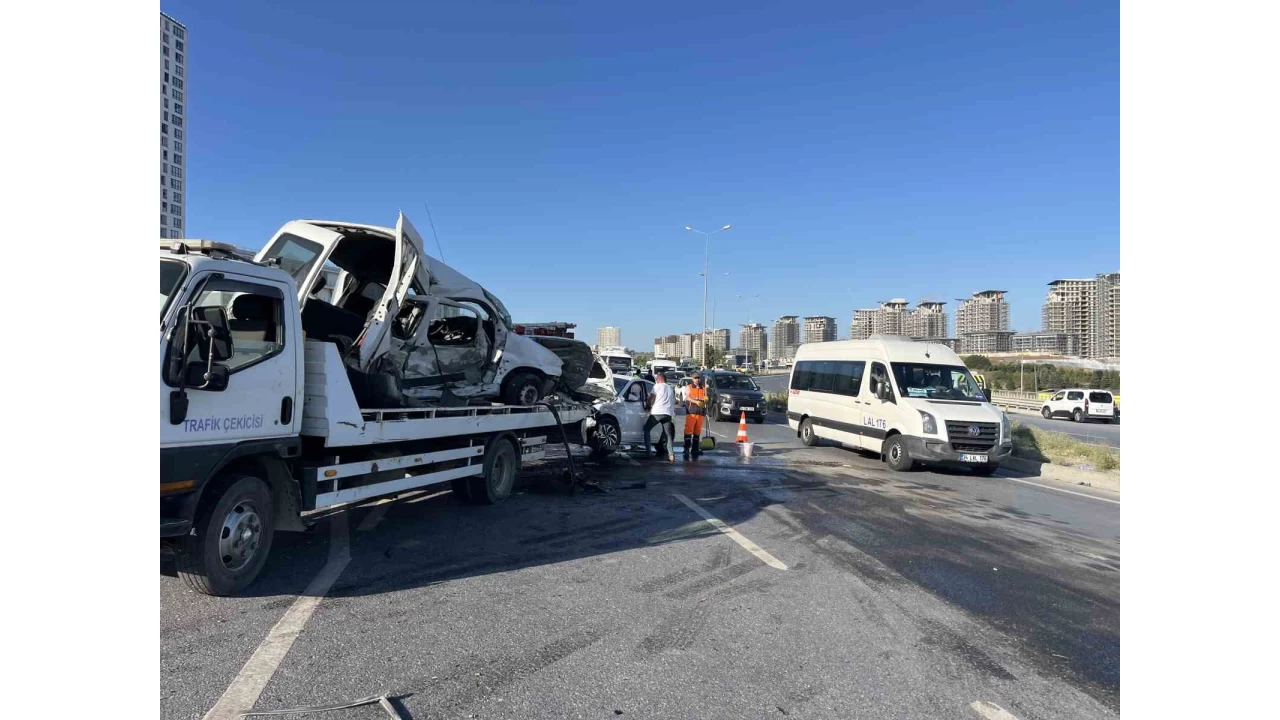 Başakşehir'de hafif ticari araç, karşı yöndeki otomobile çarptı