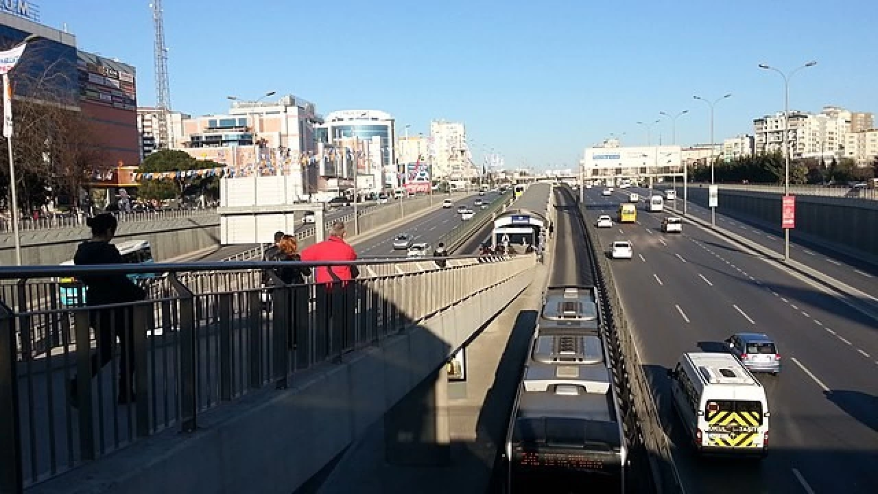 Beylikdüzü'nde kadın yolcu metrobüsün önünü kesti