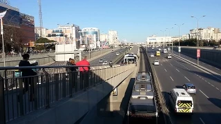 Beylikdüzü'nde kadın yolcu metrobüsün önünü kesti