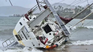 Bodrum'da frtna ve ya etkili oldu, yelkenli tekne karaya vurdu