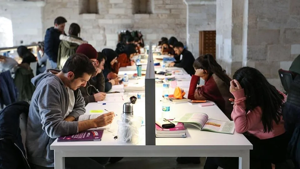 Bu devirde �niversite ��rencisi olmak zor zanaat!