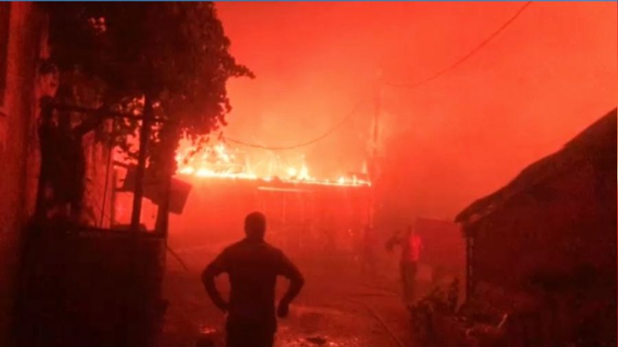 �anakkale'de yang�n evlere ula�t�, evler alev alev yan�yor