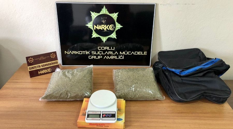 Çatıya atılan çantadan 2 kilo bonzai çıktı