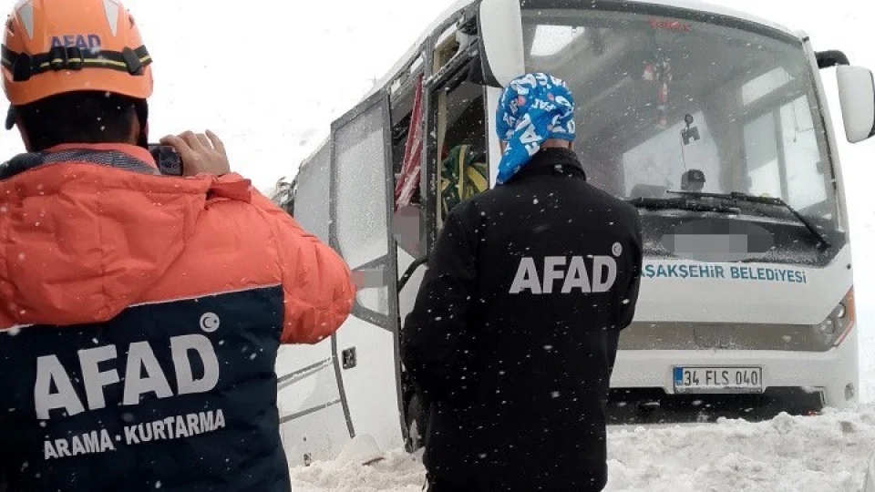 Cenaze ta��yan minib�s devrildi: 22 yaral�