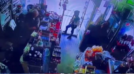 Çocuklardan akılalmaz hırsızlık planı: Biri oyaladı, diğeri ise paraları aldı