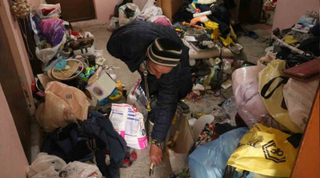 Çöp evde yaşayan adamın içler acısı hali