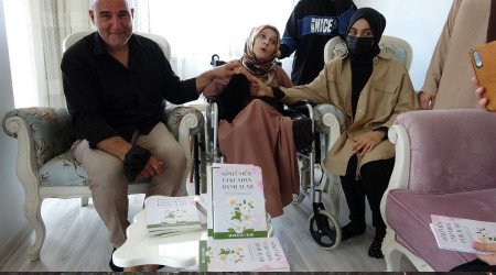 Doğuştan engelli genç kız burnuyla kitap yazarak hayata tutundu