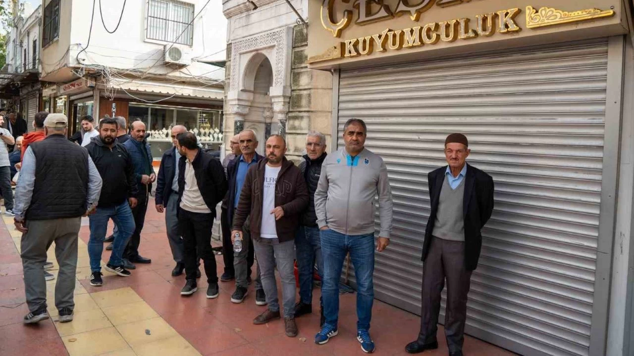 Dolandırıldıklarını iddia eden mağdurlar kuyumcunun önünde toplandı
