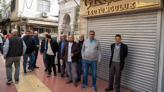 Dolandrldklarn iddia eden madurlar kuyumcunun nnde topland