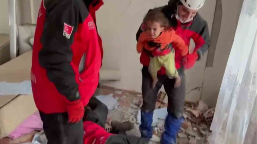 Enkaz alt�ndan saatler sonra inan�lmaz kurtulu�