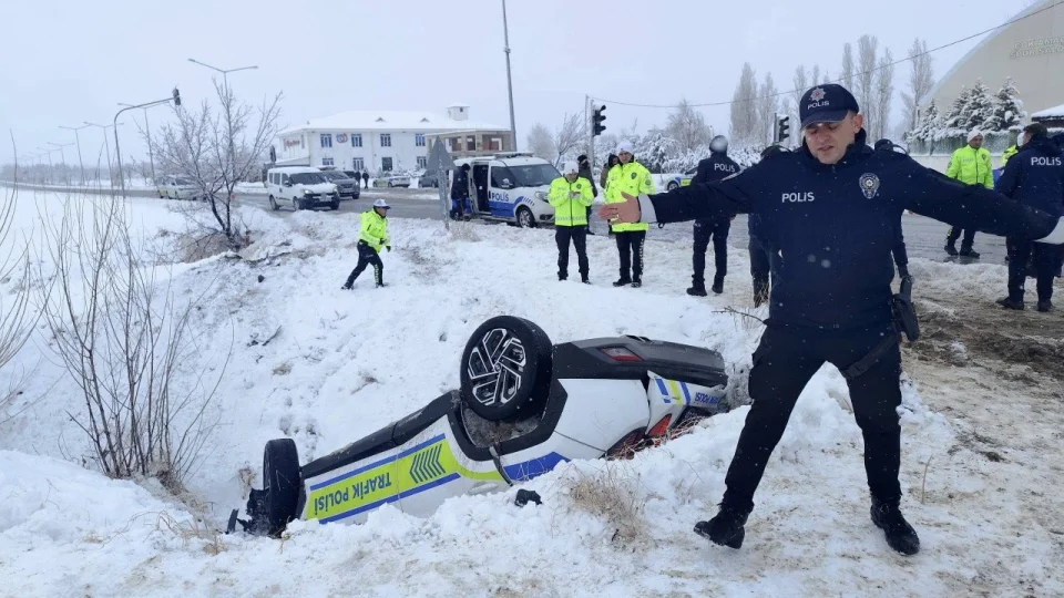 Erzincan'da polis arac� �arampole u�tu: 2 polis yaraland�