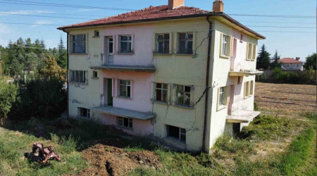 Fay hattının üzerine yapılan binalar harabeye döndü