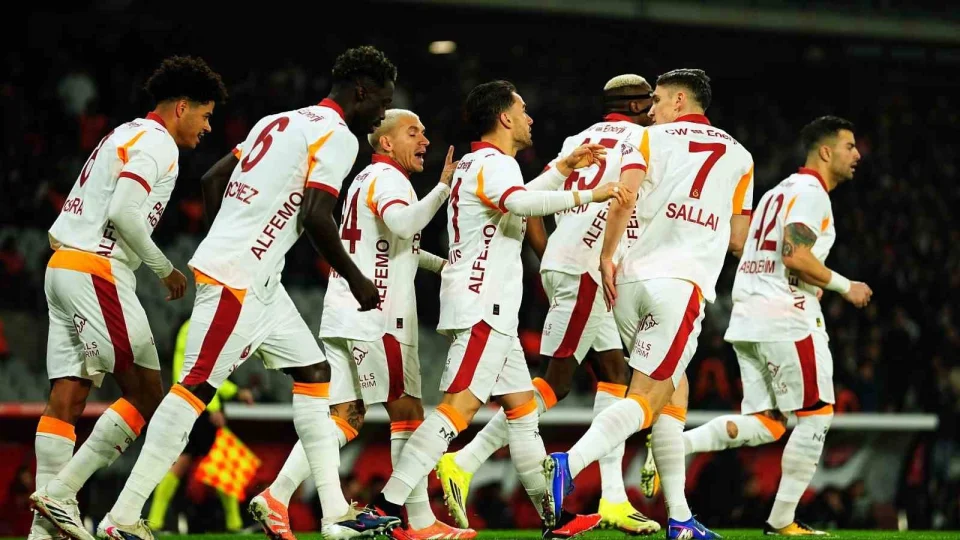 Galatasaray ligdeki yenilmezlik serisini 7 ma�a ��kard�