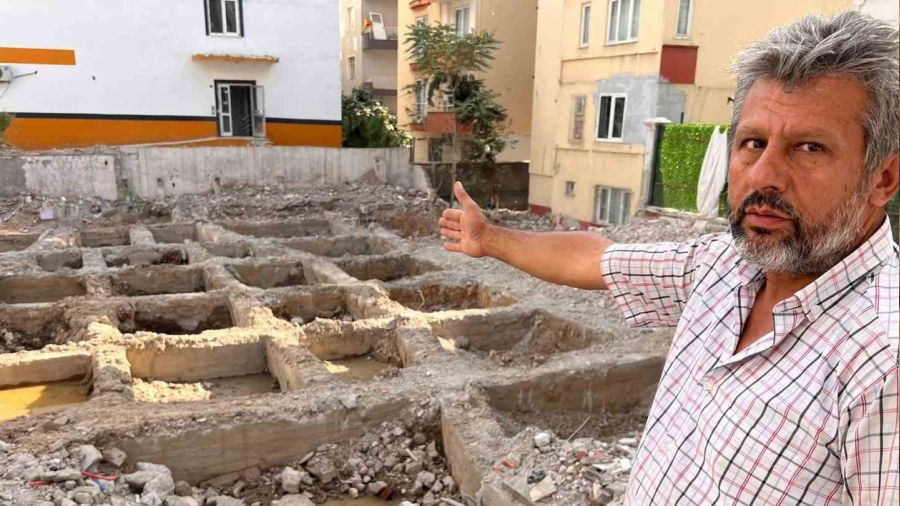 Hasarlı binanın demirlerinin alınıp enkazın bırakıldığı iddiası