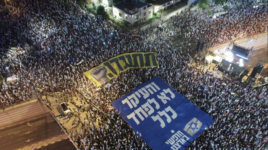 srail'de Netanyahu hkmetine tepki byyor