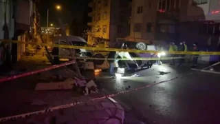 İzmir'de otomobille kamyonet çarpıştı: 2 ölü, 2 yaralı