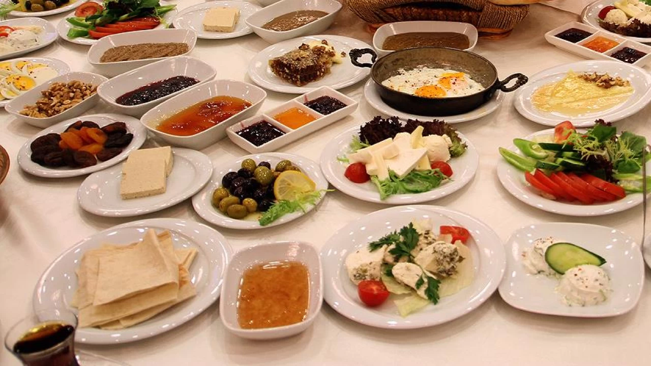 Kahvaltı mı, Öğle Yemeği mi? Sağlık Açısından Hangisi Daha Önemli?
